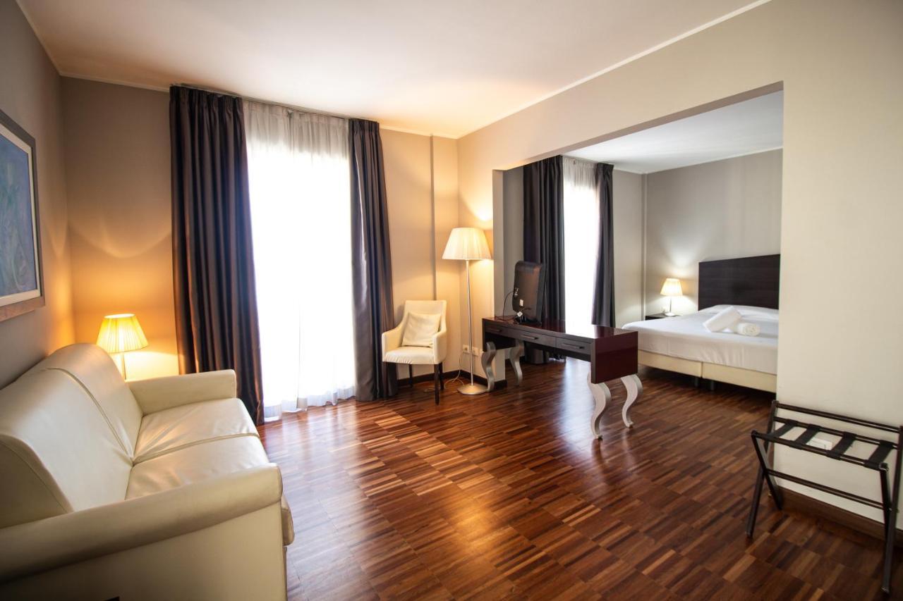 Hotel Cavour By Lvg Hotel Collection Novara Exterior photo